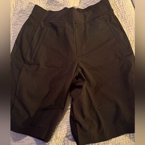 Athleta Black Bermuda Shorts Knee-Length Sz 3 with pockets